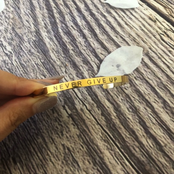 Never Give Up Inspirational Bracelet - Picture 2 of 6